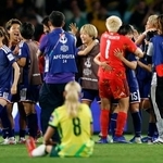 　オーストラリアに競り勝ち優勝を果たし、喜ぶ女子日本代表＝シドニー（共同）