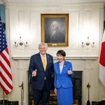 　記念撮影に応じるトランプ米大統領（左）と高市首相（ホワイトハウスのホームページから）