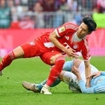 　ウニオン・ベルリン戦で競り合うバイエルン・ミュンヘンの伊藤＝ミュンヘン（共同）