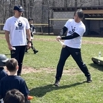 　野球教室で子どもたちに打撃指導をする松井秀喜さん（右）＝２１日、ニューヨーク近郊（共同）