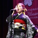 　米ワシントンでの「全米桜祭り」の開会式で熱唱する歌手の平原綾香さん＝２１日（共同）