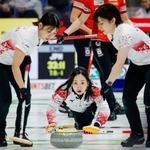 　カナダ戦でショットを放つロコ・ソラーレの藤沢五月（中央）＝カルガリー（カナディアンプレス提供・ＡＰ＝共同）