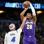 　マジック戦でシュートを狙うレーカーズの八村＝オーランド（ＡＰ＝共同）