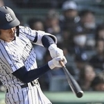 　神戸国際大付-九州国際大付　１回裏九州国際大付１死一、三塁、城野が先制の遊撃内野安打を放つ＝甲子園