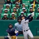 　神戸国際大付-九州国際大付　タイブレークの１１回裏九州国際大付２死一、三塁、吉田が左中間にサヨナラの２点二塁打を放つ。捕手井本＝甲子園