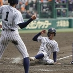 　神戸国際大付-九州国際大付　タイブレークの１１回裏九州国際大付２死一、三塁、吉田の２点二塁打で一走柴原（右から２人目）がサヨナラの生還＝甲子園