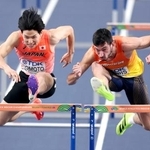　男子６０メートル障害準決勝で力走する野本周成（左）＝トルン（ゲッティ＝共同）