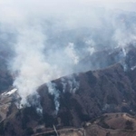 　白煙が上がる群馬県上野村の山林火災現場＝２２日午後２時１４分（共同通信社ヘリから）