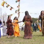 　新春を祝う祭り「ネウロズ」で踊る在日クルド人ら＝２２日午後、さいたま市