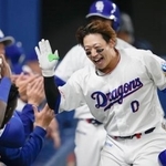 　２回、２ランを放ち、ナインに迎えられ笑顔の中日・辻本＝バンテリンドーム