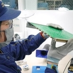 　修繕した電子基板をチェックするＪＲ東海の社員＝１３日、浜松市