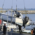 　沖縄県名護市辺野古沖で転覆し、引き揚げられる船「不屈」＝１６日、辺野古漁港