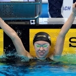 　女子８００メートル自由形決勝でゴールし、ガッツポーズする梶本一花。８分２３秒１１の日本新で優勝した＝東京アクアティクスセンター