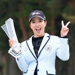 　優勝トロフィーを手に笑顔の笠りつ子＝紫ＣＣすみれ