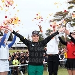 　優勝しフラワーシャワーを浴びる笠りつ子（中央）＝紫ＣＣすみれ