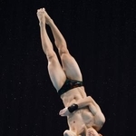 　男子高飛び込み決勝　優勝した玉井陸斗の演技＝東京アクアティクスセンター