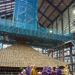 　大修理が進む興福寺の五重塔で、「相輪」の解体に伴い営まれた法要＝２２日午後、奈良市