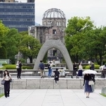 　平和記念公園。奥は原爆ドーム＝広島市中区