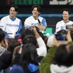 　試合後、ファンの前で「決起集会」を開いた清宮幸（左端）ら日本ハムナイン＝エスコンフィールド