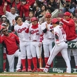 　１回、先制２ランの佐々木（手前）を迎える広島ナイン＝マツダ