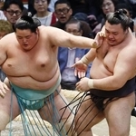 　霧島（右）が押し出しで琴桜に敗れる＝エディオンアリーナ大阪