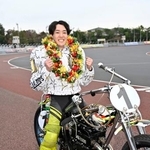 　２大会連続優勝を果たし、ガッツポーズする黒川京介＝浜松オートレース場