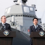 　共同記者発表する小泉防衛相（右）とドイツのピストリウス国防相＝２２日午後、神奈川県の海上自衛隊横須賀基地