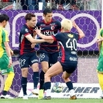 　鹿島-千葉　後半、決勝ゴールを決め祝福される鹿島・植田（中央）＝メルスタ