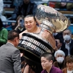 　大相撲春場所で３度目の優勝を果たし、内閣総理大臣杯を授与される霧島。場所後の大関復帰が確実となった＝２２日、大阪市浪速区のエディオンアリーナ大阪