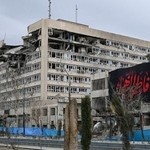 　ミサイル攻撃を受けたイラン司法当局の建物（左）と隣接する警察署＝２０日、テヘラン（共同）