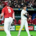 　５回に２番手で登板し、４失点と打ち込まれた巨人・戸郷（右）＝東京ドーム