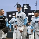 　長崎日大に勝利し、引き揚げる菰田（中央）ら山梨学院ナイン＝甲子園