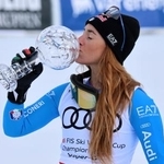 　アルペンスキーＷ杯、女子スーパー大回転で種目別優勝を決め、トロフィーにキスするソフィア・ゴッジャ＝２２日、リレハンメル（ＡＰ＝共同）