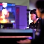 　「ストリートファイター６」で優勝したひぐち（奥）＝２２日、愛知県国際展示場