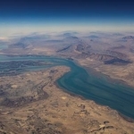 　ホルムズ海峡の空撮＝２０２３年１２月（ロイター＝共同）