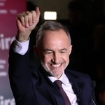 　統一地方選挙でパリ市長就任が確実となり、支持者と喜ぶエマニュエル・グレゴワール氏＝２２日、パリ（ゲッティ＝共同）