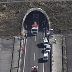 　事故が発生した新名神高速道路下り線の野登トンネル＝２０日午前、三重県亀山市（共同通信社ヘリから）