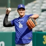 　試合前の練習で笑顔のドジャース・大谷＝アナハイム（共同）