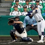 　東北-帝京長岡　２回表東北２死二塁、進藤が右前に適時打を放つ。捕手松本＝甲子園
