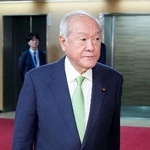 　会談に向かう自民党の鈴木幹事長＝２３日午前、東京・永田町の党本部