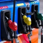 　ガソリンスタンドの給油ノズル＝東京都内