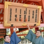 　住吉大社で披露された大絵馬を指さす豊昇龍（右）と明生＝２３日、大阪市住吉区