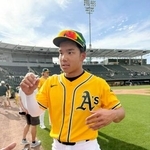 　若手有望株によるエキシビション試合「スプリング・ブレークアウト」のブルワーズ戦に出場後、取材に応じるアスレチックスとマイナー契約の森井翔太郎＝メサ（共同）
