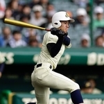 　高川学園-英明　４回表英明無死二、三塁、矢野が右前に適時打を放つ＝甲子園