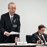 　記者会見する和歌山県海南市の神出政巳市長（左）＝２３日午前、同市役所