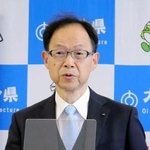 　記者会見する大分県の佐藤樹一郎知事＝２３日午後、大分県庁