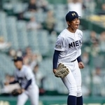 　三重-佐野日大　８回表、２死一、二塁で佐野日大・桜岡を空振り三振に仕留め、喜ぶ三重・上田＝甲子園