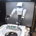 　日立製作所が公開したロボットによる作業＝２３日午後、東京都千代田区