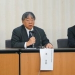 　心臓移植の新基準について記者会見する日本循環器学会理事の絹川弘一郎・富山大教授（右）ら＝２３日午前、厚労省