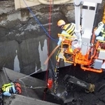 　陥没した県道に転落したトラックの引き上げ作業をする救助隊員＝２０２５年１月、埼玉県八潮市（草加八潮消防局提供）